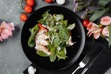 Siyah tabakta füme tavuk salatası..