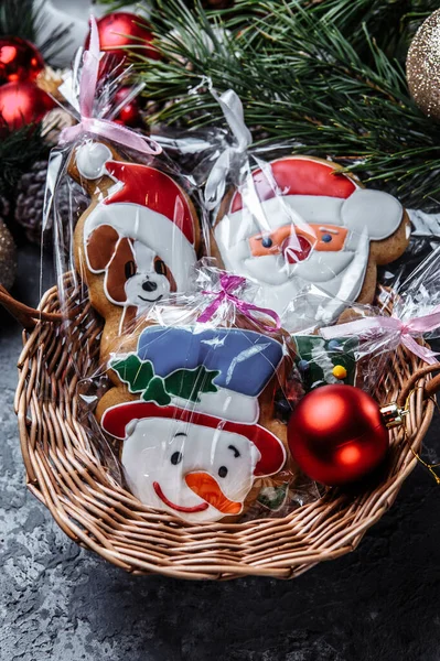 Праздничное Пряничное Печенье Виде Санта Клауса Медведей Снеговика Красивой Праздничной — стоковое фото