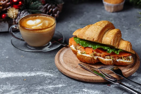 Colazione Anno Nuovo Con Croissant Croissant Anno Nuovo Con Pesce — Foto Stock