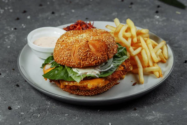 Čerstvý Smažený Rybí Burger Zeleninou — Stock fotografie