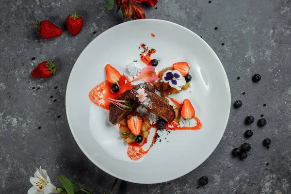 Entenbrust Mit Erdbeersoße Feines Essen Entenbrust Erdbeersoße Apfelsalsa Mit Zimt — Stockfoto