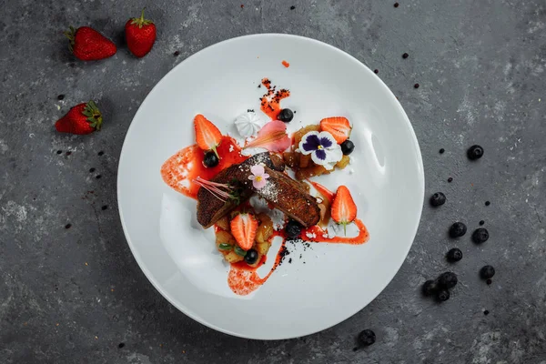 Entenbrust Mit Erdbeersoße Feines Essen Entenbrust Erdbeersoße Apfelsalsa Mit Zimt — Stockfoto