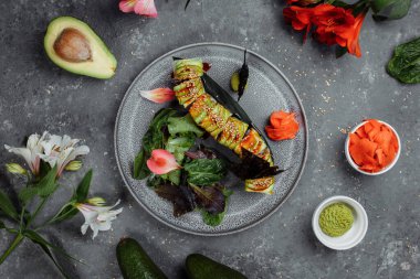 Japon suşisi -yeşil ejderha. Avokado, soğan, somon ve suşi peyniri. Üst görünüm.