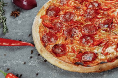 İnce dilimlenmiş pepperoni, Amerikan usulü pizzaların popüler bir pizzasıdır..