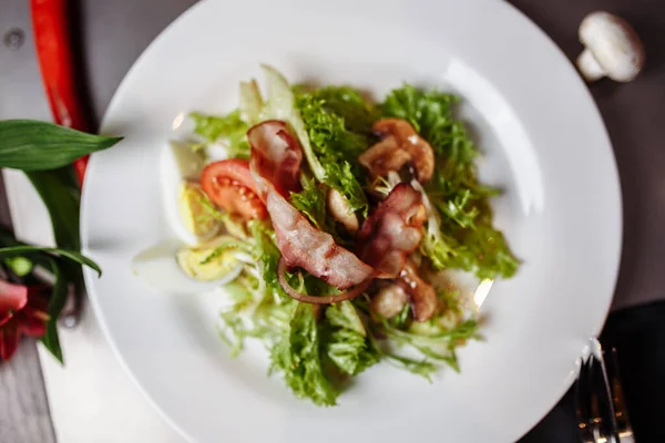 Lätt Sallad Med Grönsaker Bacon Körsbär Grillad Svamp Tomater Ägg — Stockfoto