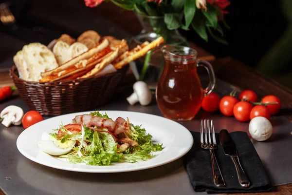 Lichte Salade Met Groenten Spek Kersen Gegrilde Champignons Tomaten Heerlijke — Stockfoto