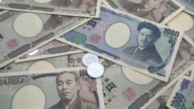 Japon para yen 1000 Lirası üstünde düşen yakın ve 10000 yen arka plan. Süper ses ile hareket 120 fsp yavaş.