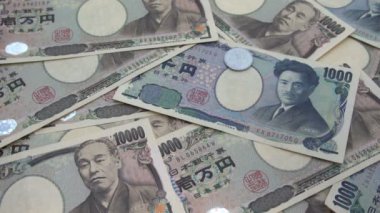 Japon para yen 1000 Lirası üstünde düşen yakın ve 10000 yen arka plan. Süper ses ile hareket 120 fsp yavaş.
