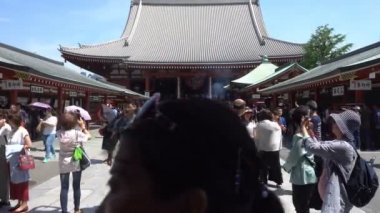 Tokyo, Japonya - 9 Haziran 2018: Birçok kişi Asakusa alan neary içinde dolaşan Asakusa.The Senso-ji Tapınağı Asakusa'Senso-ji Tapınağı en ünlü tapınağı olduğunu