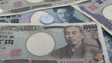 İn yakın Japonca yen 1000 Lirası üstünde düşen sikke ve 10000 yen arka plan ses ile