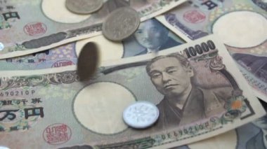 Japon para yen 1000 Lirası üstünde düşen yakın ve 10000 yen arka plan. Süper ses ile hareket 120 fsp yavaş.