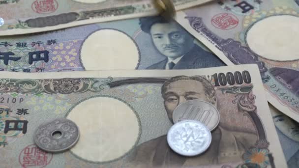 Gros Plan Yen Des Pièces Japonaises Tombant Sur Des Billets — Video