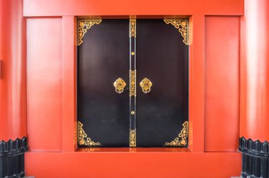 Siyah pencere geleneksel altın desen ve kırmızı duvar Sensoji Tapınağı Asakusa Tokyo Japonya