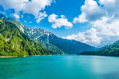 Güzel bir manzarası dışında manzara kar duvar ve Murodo yeşil ağaçtan Toyama, Japonya'da Murodo İstasyonu istasyon için ünlü turistik seyahat için alps yol Japonya.