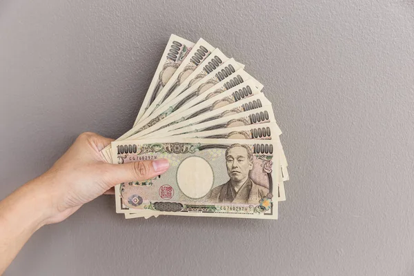 Bizneswoman Gospodarstwa 000 Jenów Japońskich Pieniądze Kasie Szary Tło Ściana — Zdjęcie stockowe