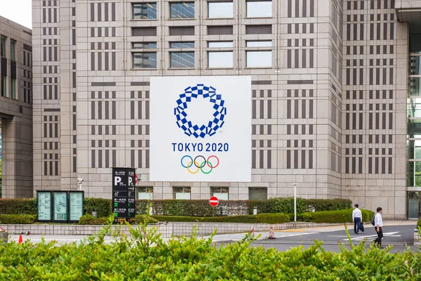 新宿东京 2018年6月8日 2020 东京奥运会标志在城市政府大厦在市中心是地标在东京日本在2018年6月8日 — 图库照片