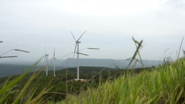 Turbinas Eólicas Montaña Hermoso Paisaje Con Viento — Vídeo de stock