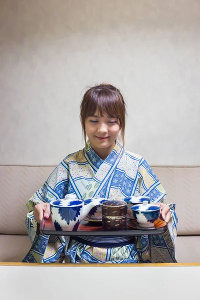 Женщина Традиционной Японской Юкате Кимоно Делает Чай Японском Стиле — стоковое фото