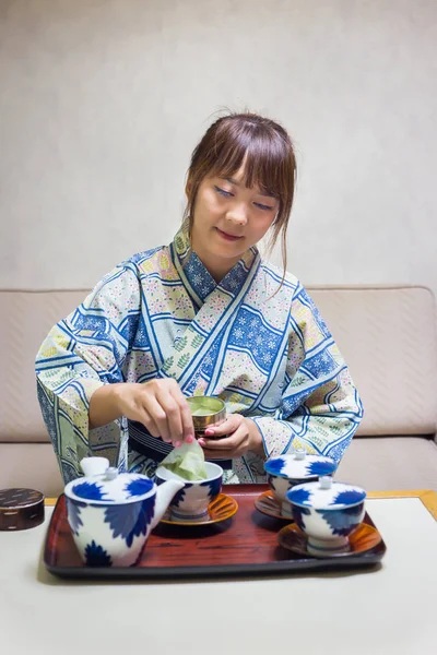 Женщина Традиционной Японской Юкате Кимоно Делает Чай Японском Стиле — стоковое фото