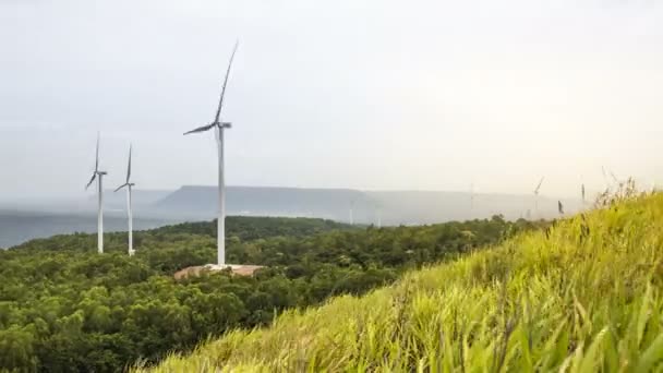 Zeitraffer Von Windkraftanlagen Auf Den Bergen Und Schöne Landschaft Mit — Stockvideo