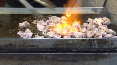 Sokak tarafı wok sığır eti ateş yüksekliği ısı yangın tarafından yemek