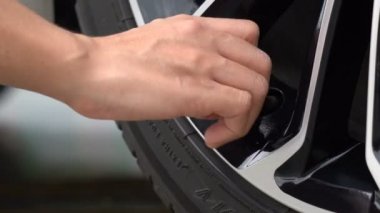 El otomobil lastiği araç oto bakım için içine hava dolum closeup