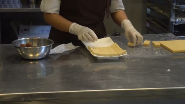 Femme Faite Poudre Chocolat Blanc Tombe Tamisage Sur Les Barres — Video