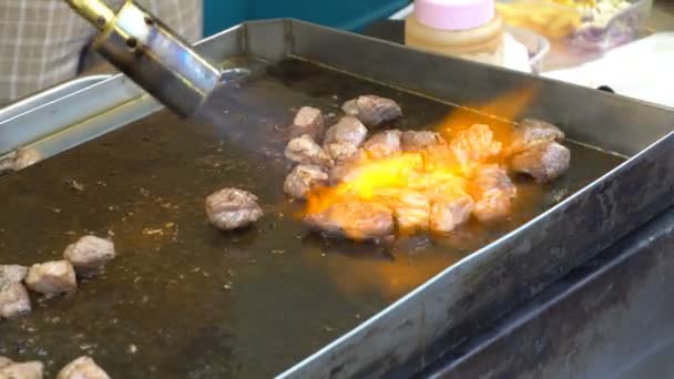 Kochen Straßenrand Wok Rindfleisch Feuer Durch Große Hitze Feuer — Stockvideo