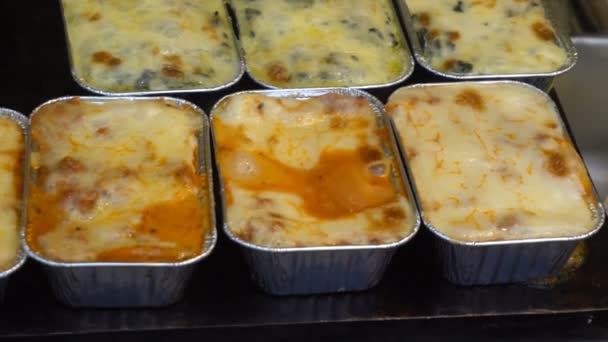 Close Van Spinazie Lasagne Zilver Aluminium Kom Kookt Spinazie Lasagne — Stockvideo