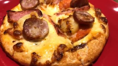 Tatlı, çekici bir parça peynir masaya germe ile taze pişmiş ev yapımı pizza tam Mash