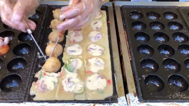 烹饪球形在街头食品饺子油炸小吃盘与大鱿鱼在日本 日本名字为这个食物 烤章鱼丸 5部分 — 图库视频影像