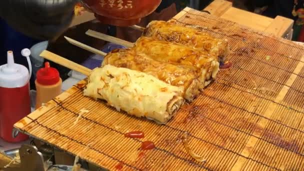 Processo Cottura Okonomiyaki Rotolo Stuoie Bambù Tradizionali Pizza Giapponese — Video Stock