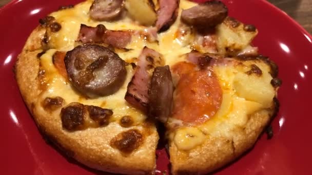 Primer Plano Tomar Pedazo Pizza Casera Recién Horneada Puré Completo — Vídeos de Stock
