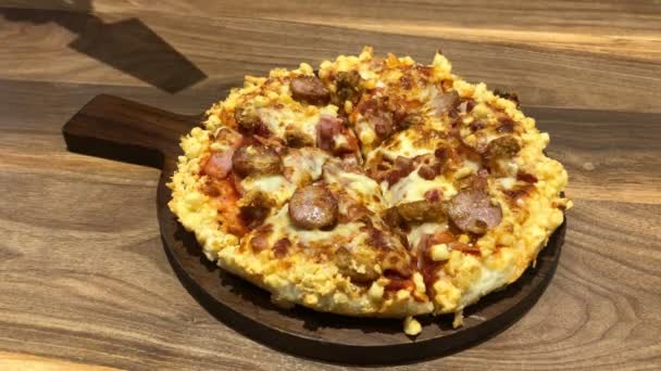 Bit Nybakade Hemmagjord Pizza Full Mosar Med Stretching Ost Bordet — Stockvideo