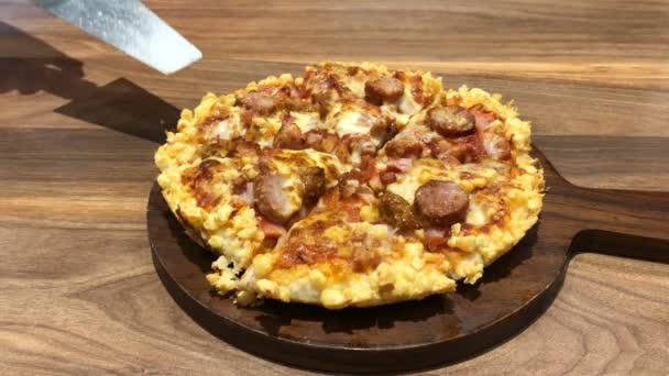 Prendendo Pezzo Pizza Fatta Casa Appena Sfornata Pieno Purè Con — Video Stock