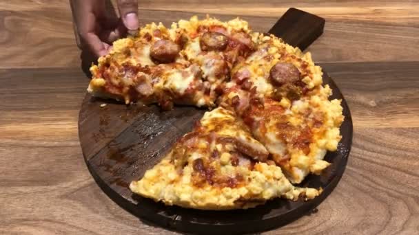 Nemen Van Een Stuk Versgebakken Homemade Pizza Volledige Beslag Met — Stockvideo