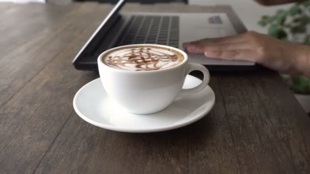 若い女性使用ノート パソコン ルーム カフェやレストランや自宅やオフィス コーヒーの白いカップでリラックスします — ストック動画
