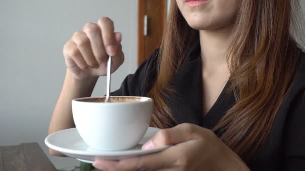 部屋カフェやレストランや家庭で若い女性やオフィス コーヒーの白いカップでリラックスします — ストック動画