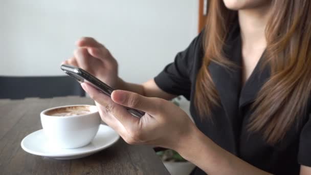 Genç Kadın Kullanma Smartphone Vasıl Oda Kafe Restoran Veya Ofis — Stok video