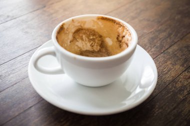 Ahşap masa içki sonra boş beyaz kahve.