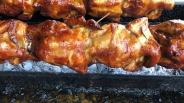 Tam vücut tavuk Tayland'da sokak gıda ocakta spin ile kavrulmuş. Ağır çekim 120 ps