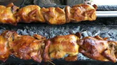 Tam vücut tavuk Tayland'da sokak gıda ocakta spin ile kavrulmuş.