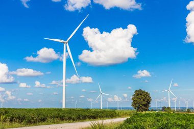 Rüzgar türbini çiftliği mavi gökyüzü blackground, Nakorn Ratchasima Tayland'da elektrik üreten ile güzel doğada