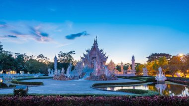 Güzel ve şaşırtıcı beyaz sanat Wat Rong Khun Chiang Rai, Tayland bu tapınakta bir turistik yer. Landmark Chiang Rai