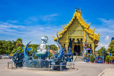 Chiang Rai, Tayland, Thailand, Setember 23 Wat Rong Sua on Tapınağı mavi gökyüzü arka plan, Chiang Rai Eyaleti, Tayland setember 23, 2018 öyle bir popüler ve Landmark Chiang Rai