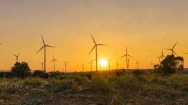 Nakorn Ratchasima Tayland'da elektrik üreten güzel doğa günbatımı zamanında Timelapse rüzgar türbini grupta