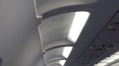 Uçak kabin. Uçağın içinde açık Klima uyarı ve bilgi işaretleri ile kabin soğur.