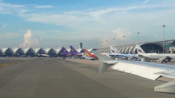 Bangkok September 2018 Suvarnabhumi Airport View Window Aircraft Flying Аэропорт — стоковое видео