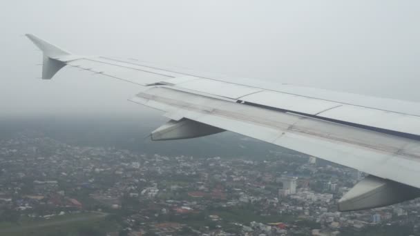 L'aile de l'avion lors de l'atterrissage pour s'arrêter par mauvais temps par temps nuageux 