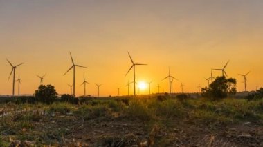 Nakorn Ratchasima Tayland'da elektrik üreten güzel doğa günbatımı zamanında Timelapse rüzgar türbini grupta